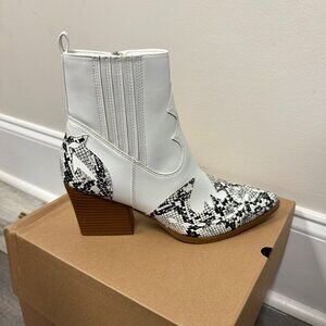 NEW in Box – Cape Robbin “Janesa” Western Bootie, White Snake Print, Size 8